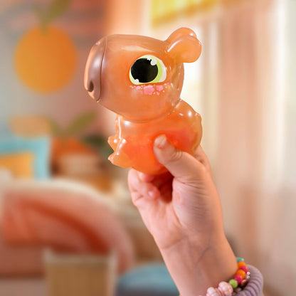 Animagic Let's Glo Capybara - BRUIN, Knuffel Capibara vanaf 4 Jaar, Schattig Dier, Zintuiglijk speelgoed, Gloeit en Drijft in Water