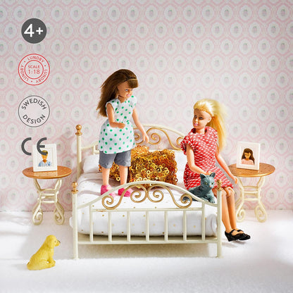 Lundby Poppenhuis bed met nachtkastje set, 10-delig poppenhuis accessoires - slaapkamer meubels voor miniatuur huis - poppenaccessoires set met poppen tweepersoonsbed voor 11 cm poppen