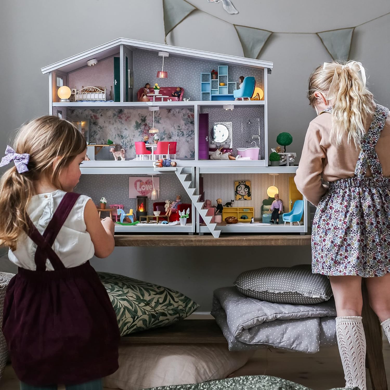 Lundby Poppenhuis bed met nachtkastje set, 10-delig poppenhuis accessoires - slaapkamer meubels voor miniatuur huis - poppenaccessoires set met poppen tweepersoonsbed voor 11 cm poppen