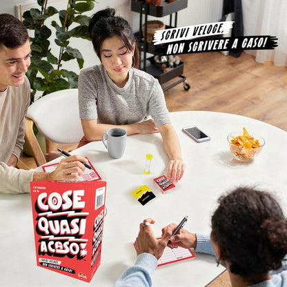 Goliath - COSE QUASI A CASO - Gioco da Tavolo per Famiglie e Bambini 10+ - Gioco di Parole Veloce e Divertente - Party Game in Italiano - Gioco Educativo di Lessico - 2-6 Giocatori - 15 Min