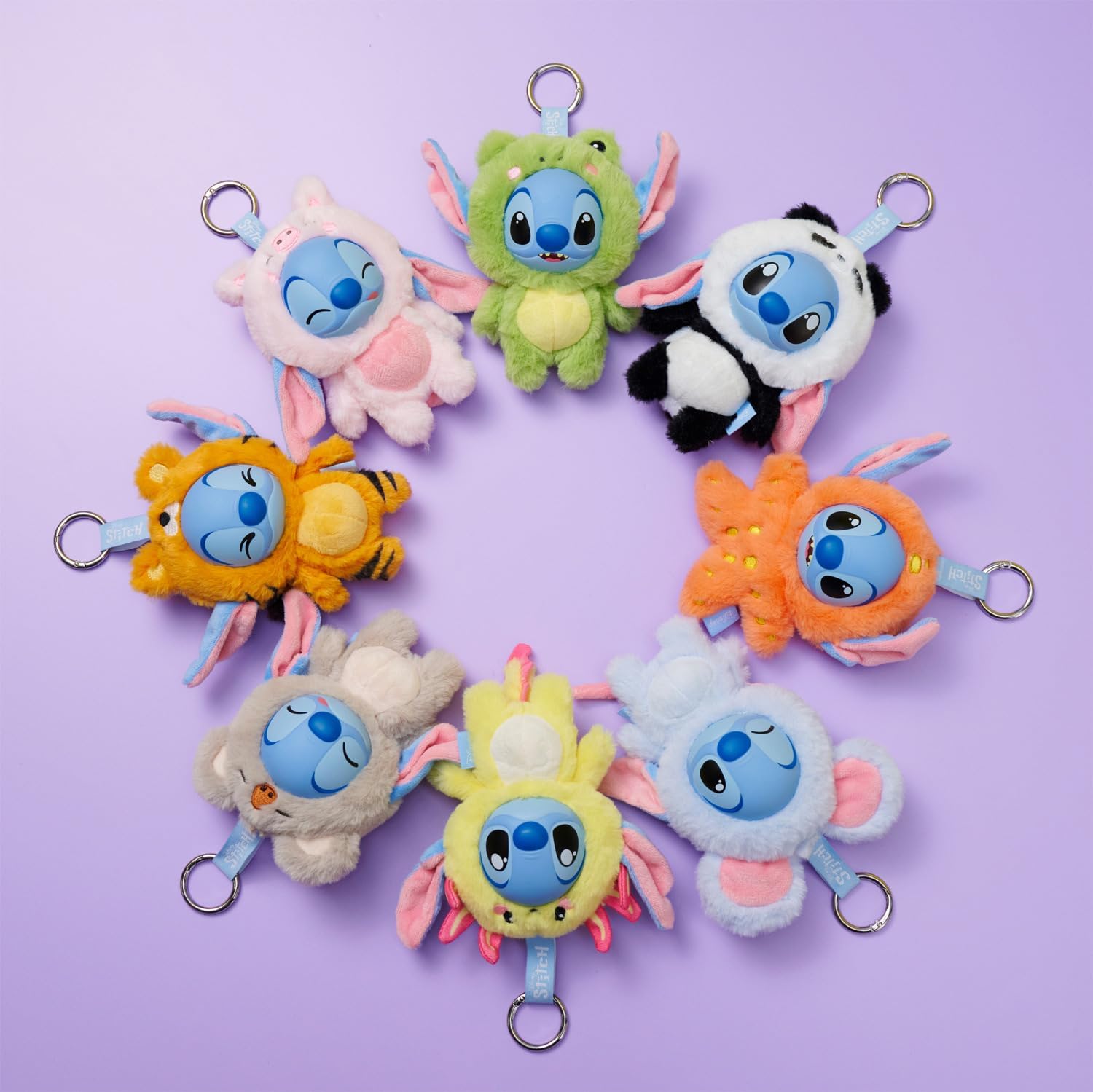 Disney YuYus Stitch Wave 1 – Plüsch-Vinyl-Charms im Blindbox-Format, Bag-Charm-Trend, 9 tierische Designs wie Tiger oder Axolotl, Karabiner, Überraschungsfigur, ca. 12 cm, für Kinder & Fans