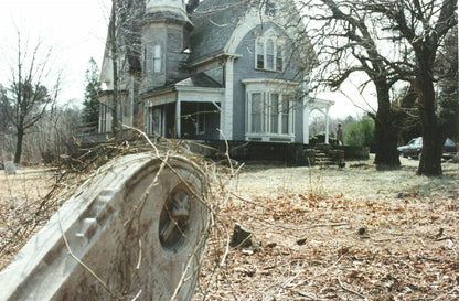 La maison pres du cimetière