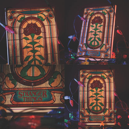 Stranger Things Creel House Buntglasschild aus Kunstharz, offiziell lizenziertes Wand- und Schreibtisch-Display