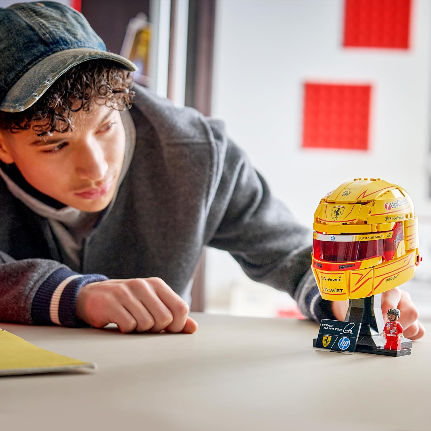 LEGO Editions Scuderia Ferrari HP Helm van Lewis Hamilton – F1 Auto Bouwpakket voor Kinderen met Verzamelbare Minifiguur – Displaymodel – Decoratie – Cadeau voor Jongens, Meisjes en Fans 43022