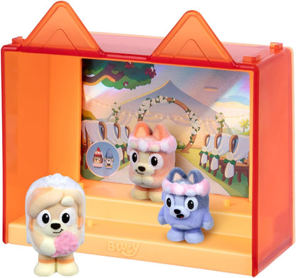 Bluey Fuzzies afleveringspakket: Het teken. met 3 speciaal gevlokte verzamelfiguren (incl. 1 Exclusief), Display case, verzamelkaarten en verzamelgids. 80 te verzamelen in serie 1!