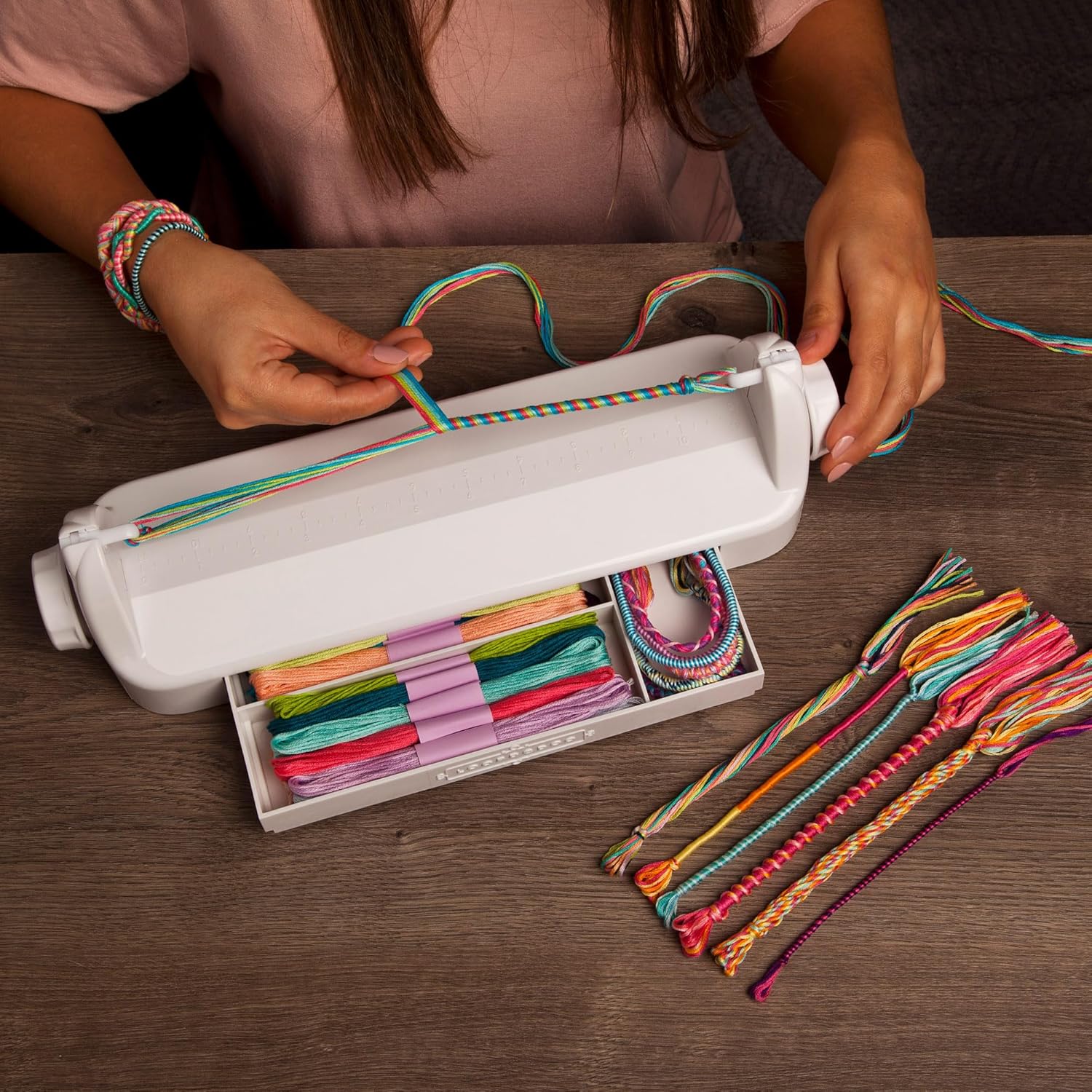 Goliath – LOOPDEDOO, Bracelet Maker voor Kinderen vanaf 8 Jaar, Eenvoudig en leuk weefgetouw, 12 draden 100% katoen inbegrepen, Creatieve activiteit voor jongens & meisjes, Cadeau-idee