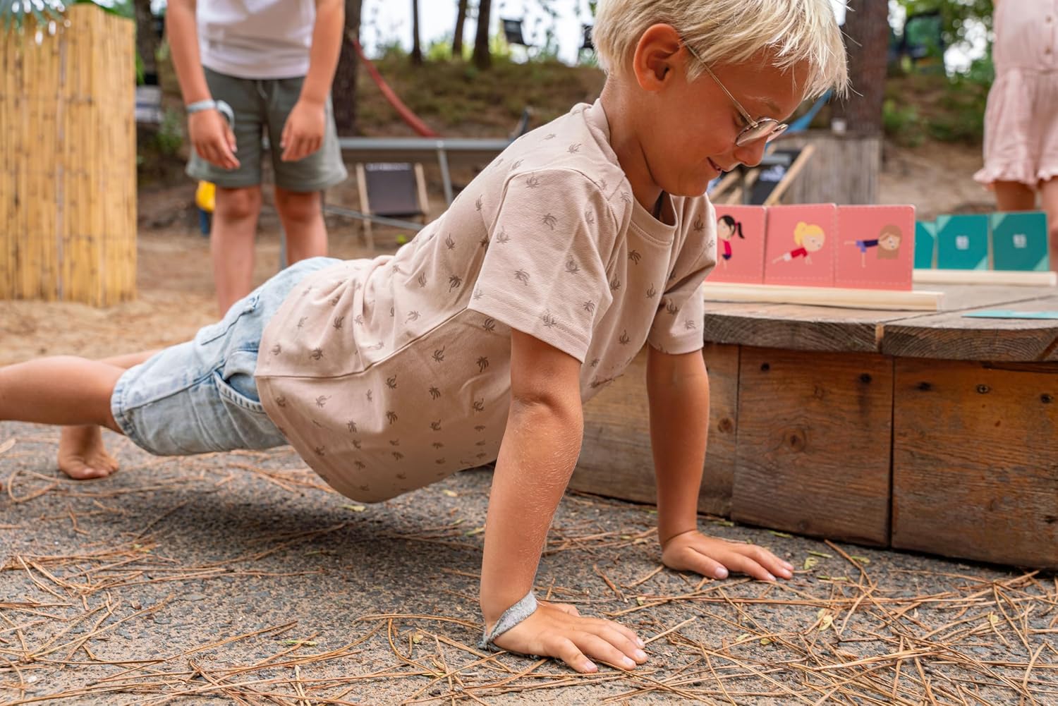 BS Toys – Imitatiespel en observatie – 30 kaarten en 4 bases – 3-4 spelers – vanaf 4 jaar