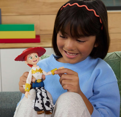 Mattel Disney Pixar Toy Story 5 Jessie - Bambola di straccio in scala da gioco, 17,8 cm, cowgirl dai capelli rossi, statuetta da collezione morbida e fedele al film