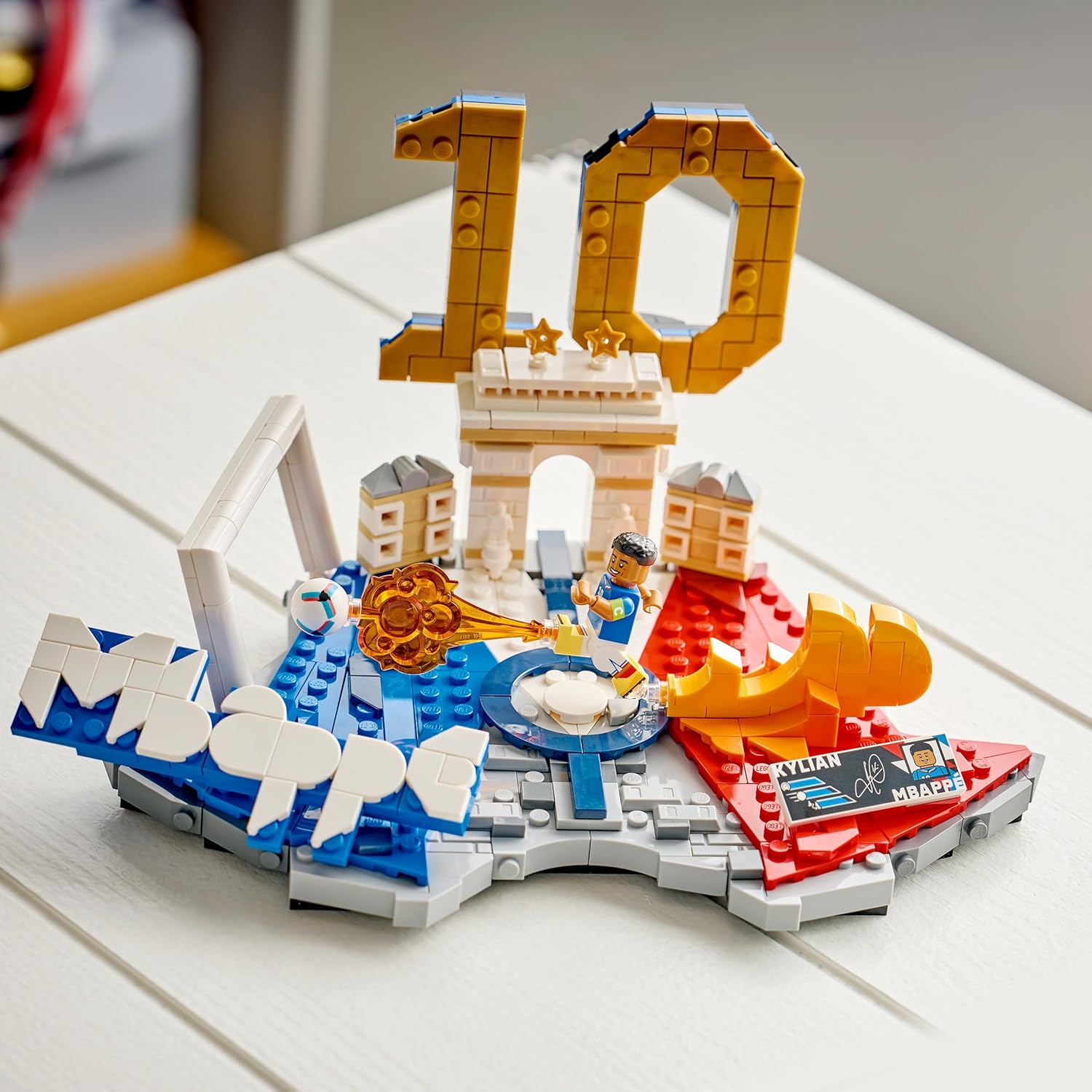 LEGO Editions Kylian Mbappé – Voetbalhoogtepunten - 3D-Bouwpakket voor Kinderen met Verzamelbaar Voetbalpoppetje - Kinderkamer Decoratie - Cadeau voor Jongens, Meisjes en Fans vanaf 10 Jaar 43013