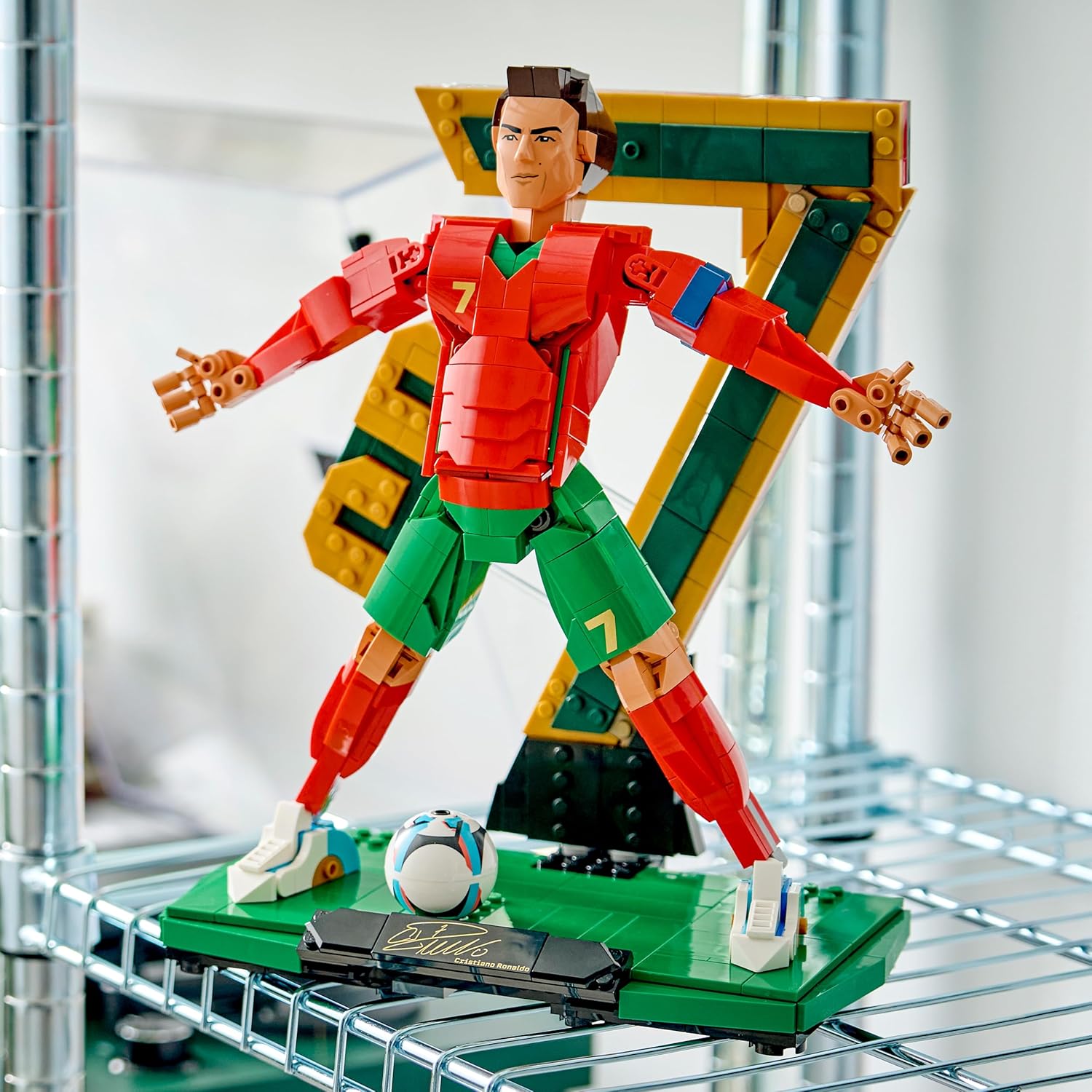LEGO Editions Cristiano Ronaldo – Football Legend Toy - 3D Figure Display Model Kit - DIY Kids' Room Decor - Gift for 12+ Year Old Boys, Girls & Adult Sports Fans - 43016