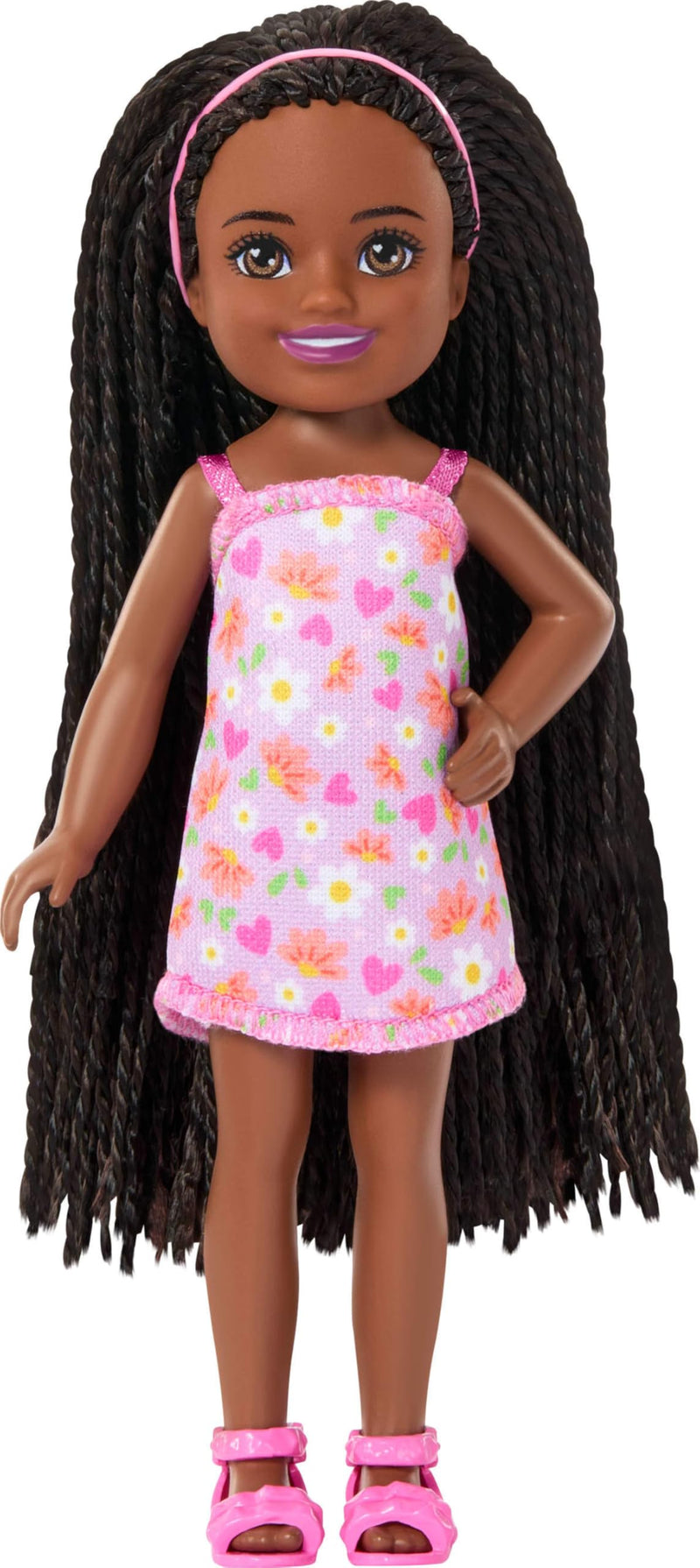 Barbie Club Chelsea Kleine Pop Ari van 15 cm met gevlochten haar en een verwijderbare jurk met bloemenprint en roze sandalen, JJB34