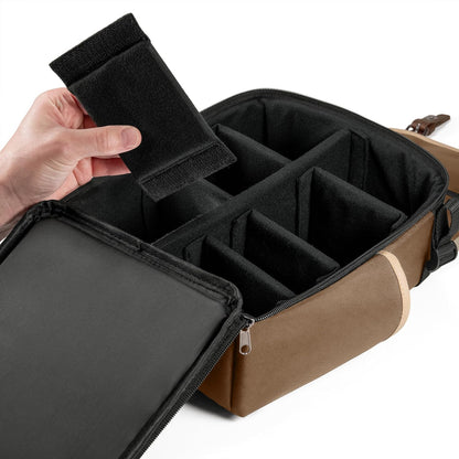 ENHANCE Designer Edition Kompakter MTG-Rucksack mit anpassbarem Innenraum für Magic: The Gathering, Lorcana & mehr - Zubehörfach für Würfelbeutel, Boosterpacks, Tag Tracker, Playmat-Fach (Bräunen