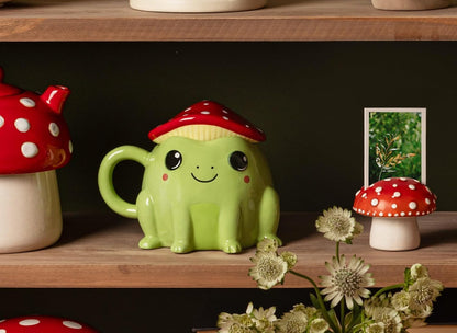 Sass & Belle Frog Mug with Mushroom Lid – Cute 300ml Ceramic Mug with Red & White Toadstool Cover, for Tea or Coffee, Fun Mushroom Cup Gift, Kawaii Animal, Ideal for Home or Office