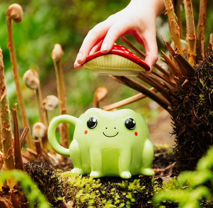 Sass & Belle Frog Mug with Mushroom Lid – Cute 300ml Ceramic Mug with Red & White Toadstool Cover, for Tea or Coffee, Fun Mushroom Cup Gift, Kawaii Animal, Ideal for Home or Office