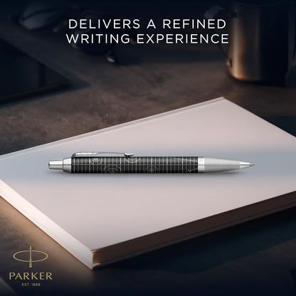 Parker IM Premium Penna a sfera | Collezione Legacy of Flight | Rifiniture cromate | Punta Media | Inchiostro blu | Confezione Regalo