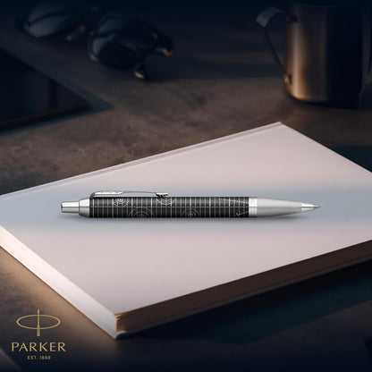 Parker IM Premium Penna a sfera | Collezione Legacy of Flight | Rifiniture cromate | Punta Media | Inchiostro blu | Confezione Regalo