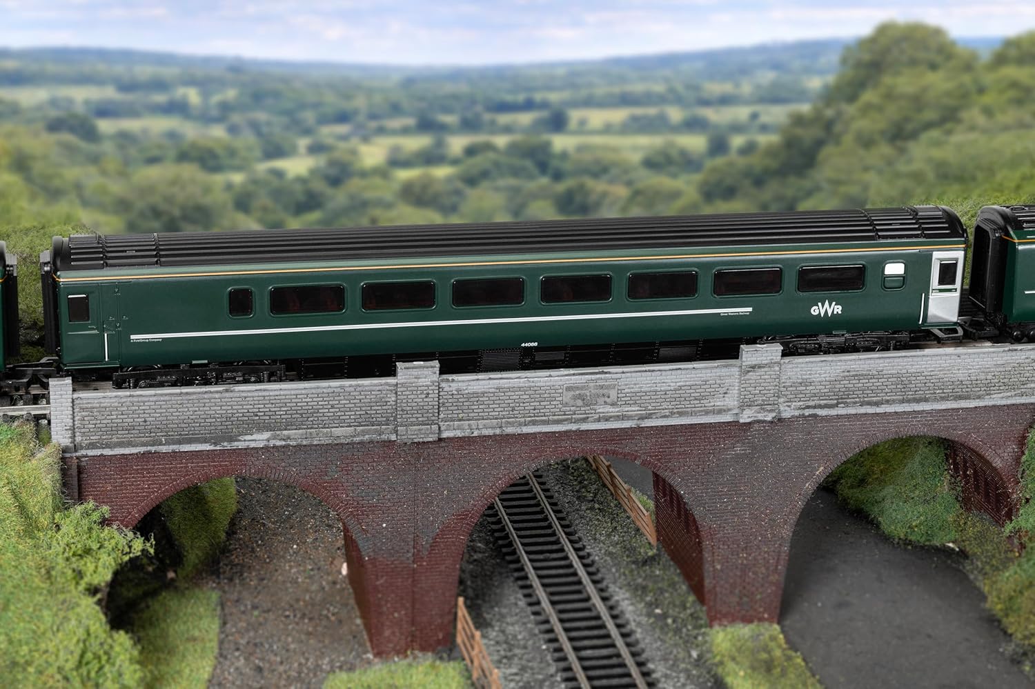 Hornby R40554 RailRoad: GWR - Mk3 - TGS - 44086 Model Railway Passenger Coach