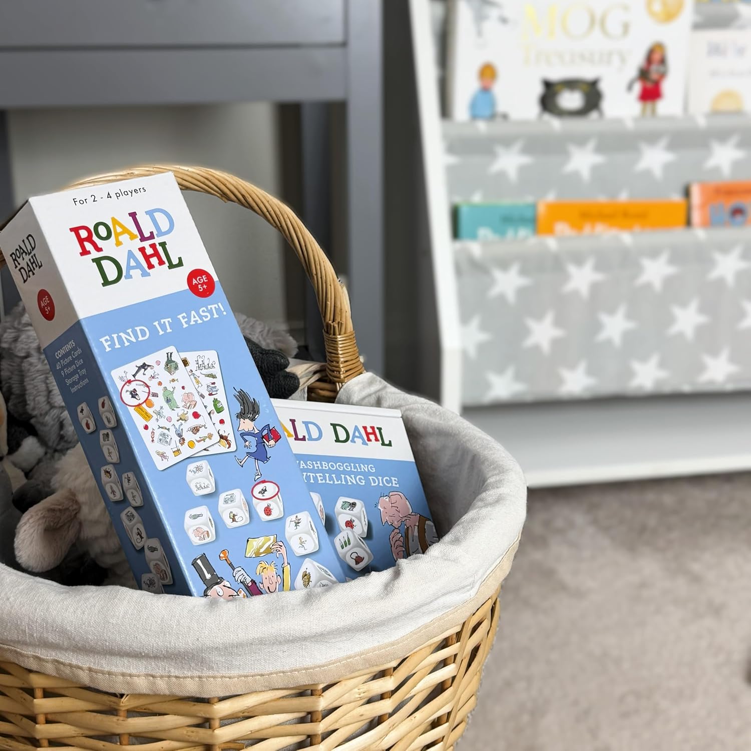 Roald Dahl Find It Fast Card Game, Ages 5+, 2-4 Players, Family Dice Game, Blue and White