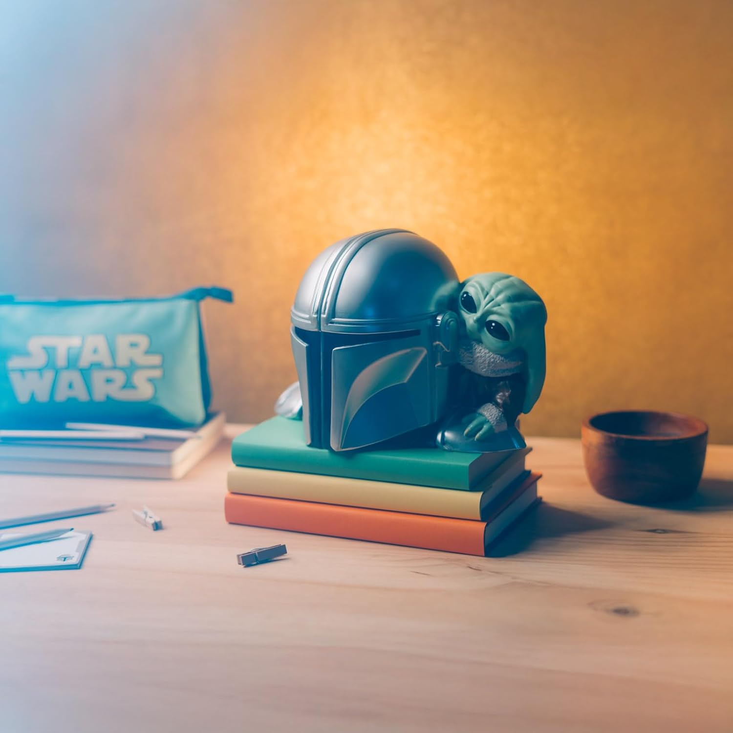 Grupo Erik Fermalibri per Mensole Star Wars, The Mandalorian e Grogu - Ferma Libri per Libreria in Resina con Casco Mandaloriano | Reggilibri Decorativo (12,3 x 15,4 x 14,9 cm