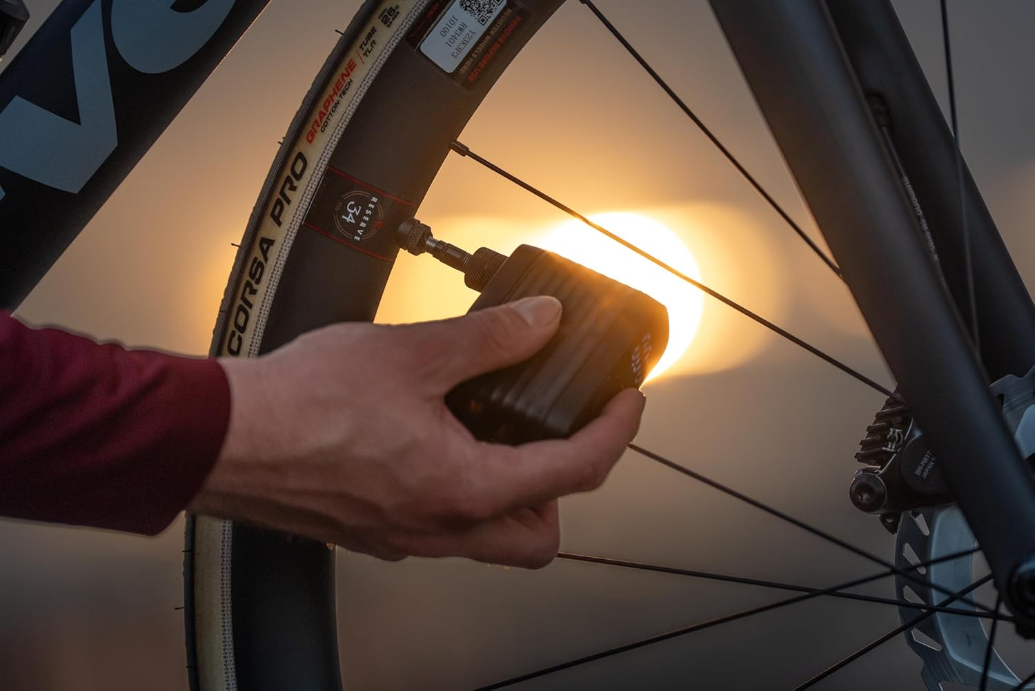 BBB Cycling BarBank Mini Pompa Bici Elettrica Ultra Portatile – Gonfiatore 120 PSI / 8 Bar per MTB, Bici da Corsa e Gravel – Ricarica Rapida USB-C, Luce LED – Compatibile con Valvole Presta e Schrader