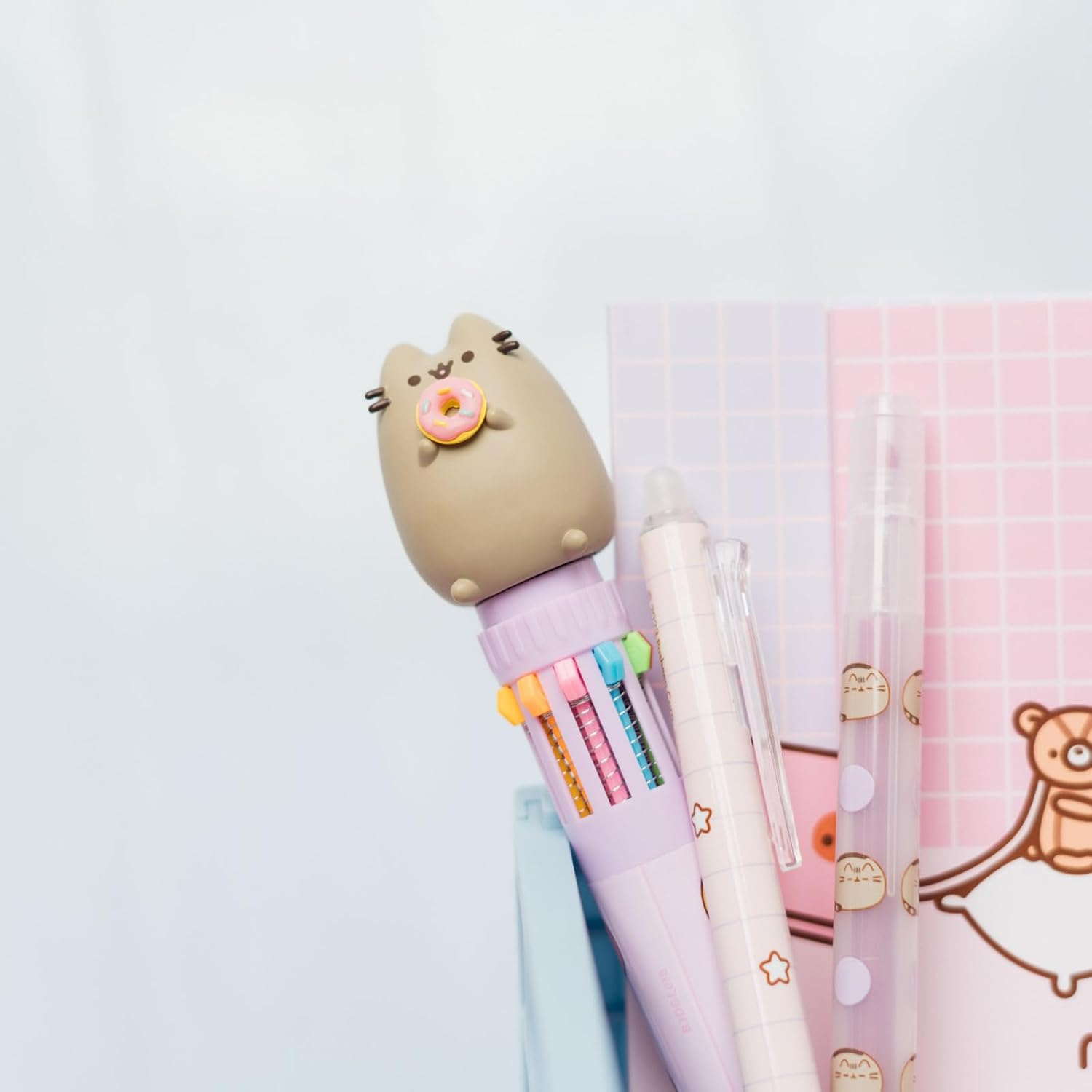 Grupo Erik - Stylo 10 couleurs en 1 Pusheen | Stylo Bille Rétractable Original | Fournitures Scolaires, Cadeau Enfant, Rentrée Scolaire, Fournitures Kawaii