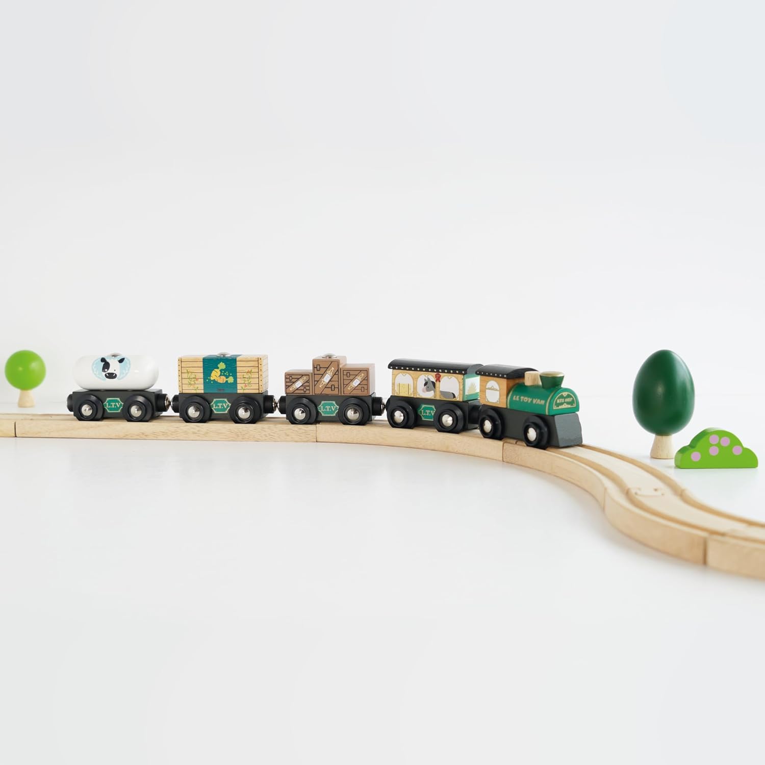 Le Toy Van - TV711 - Holzeisenbahn für Kinder ab 3 Jahren. Great Green, Montessori-Spiel mit 5 abnehmbaren Magnetwagen, hergestellt aus ökologischem FSC-zertifiziertem Holz