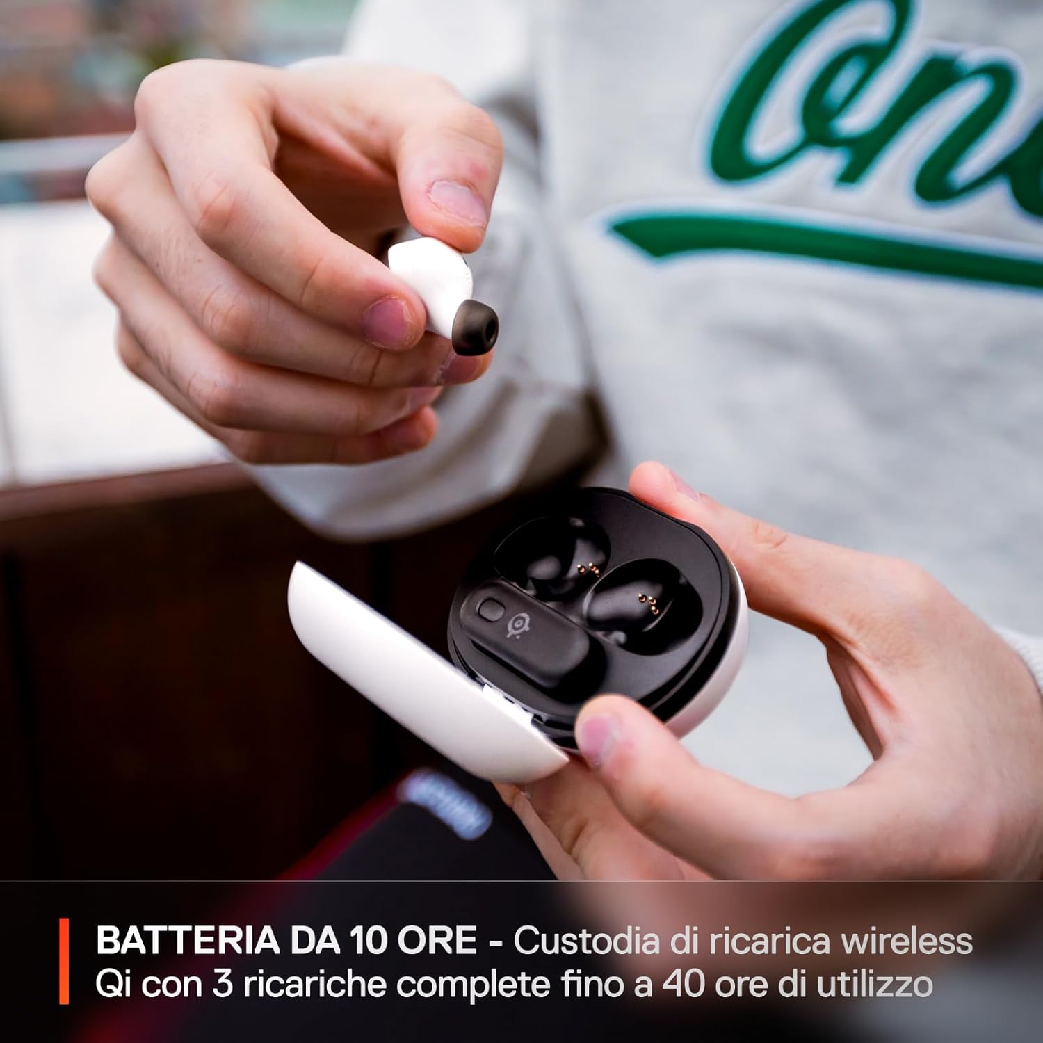 SteelSeries Arctis GameBuds™ per PlayStation - Auricolari da gioco senza fili - 2.4GHz + BT 5.3 - ANC/Trasparenza - Resistente all'acqua IP55 - Batteria 40H - Ricarica wireless - PS5,PC,Mobile -Bianco