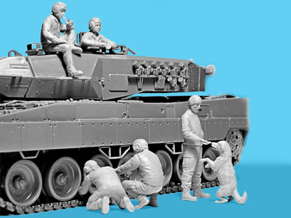 ICM - Leopard 2 Crew Of The Armed Forces Of Ucrainemockup Figura Leopard 2 Crew Of The Armed Forces Of Ucraina |icm|35757| 1:35 Modello Carro Promo Figura in miniatura