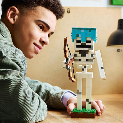 LEGO Minecraft Scheletro Giocattolo - Action Figure di Mob con Elmo di Diamante, Arco e Frecce e Base in Erba - Decorazione Cameretta - Regalo per Gamer, Bambini e Bambine da 10 Anni in su - 21594