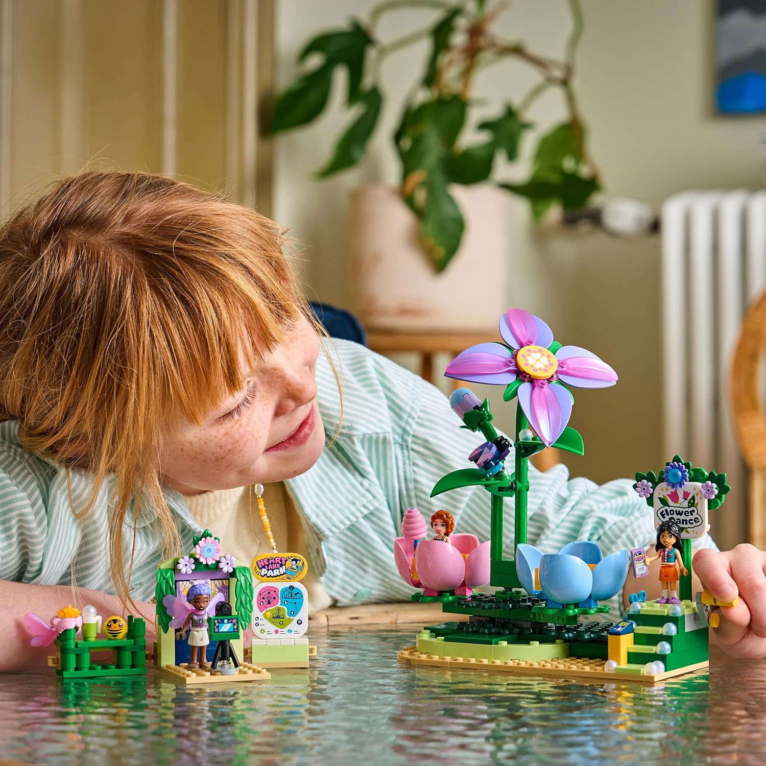 LEGO Friends Draaiende Theekopjesattractie met Bloementhema Bouwpakket voor Kinderen vanaf 7 jaar - Rollenspellen Speelgoed met Werkende Attractie en 3 Poppetjes - Cadeau voor Meisjes en Jongens 42702