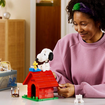 LEGO Ideas Peanuts: Snoopy’s Hondenhok – Strip Bouwpakket voor Volwassenen met Snoopy Hond en Woodstock Vogel Figuren – Woondecoratie of Bureau-Accessoire – Nostalgisch Cadeau – 21368