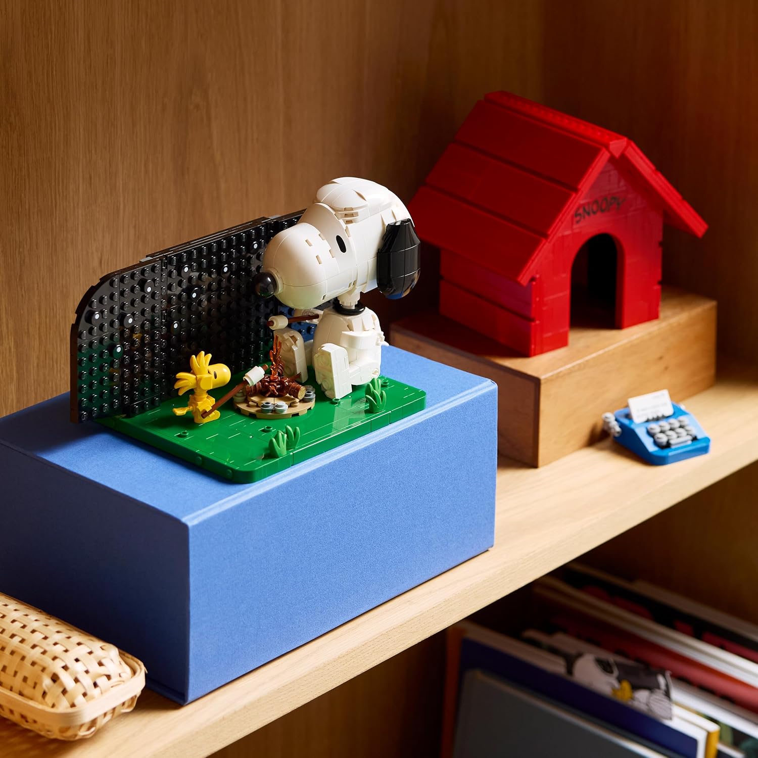 LEGO Ideas Peanuts: Snoopy’s Hondenhok – Strip Bouwpakket voor Volwassenen met Snoopy Hond en Woodstock Vogel Figuren – Woondecoratie of Bureau-Accessoire – Nostalgisch Cadeau – 21368