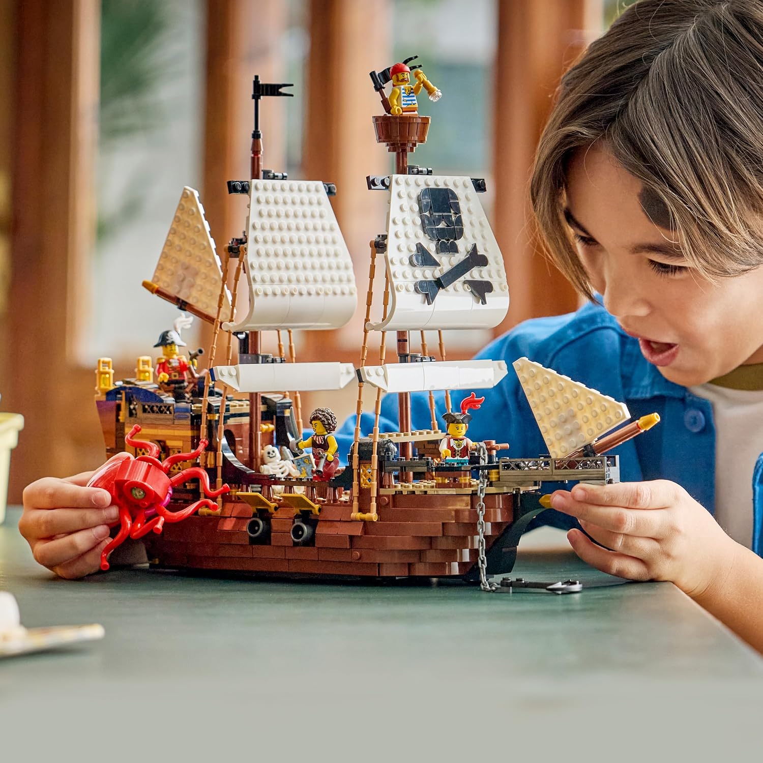 LEGO Creator 3-in-1 Klassiek Piratenschip Speelgoed - Bouwpakket voor Kinderen - Verandert in Speelgoed Kasteel of 2 Boten - Kinderkamer Decoratie - Cadeau voor Jongens en Meisjes vanaf 9 Jaar 31387
