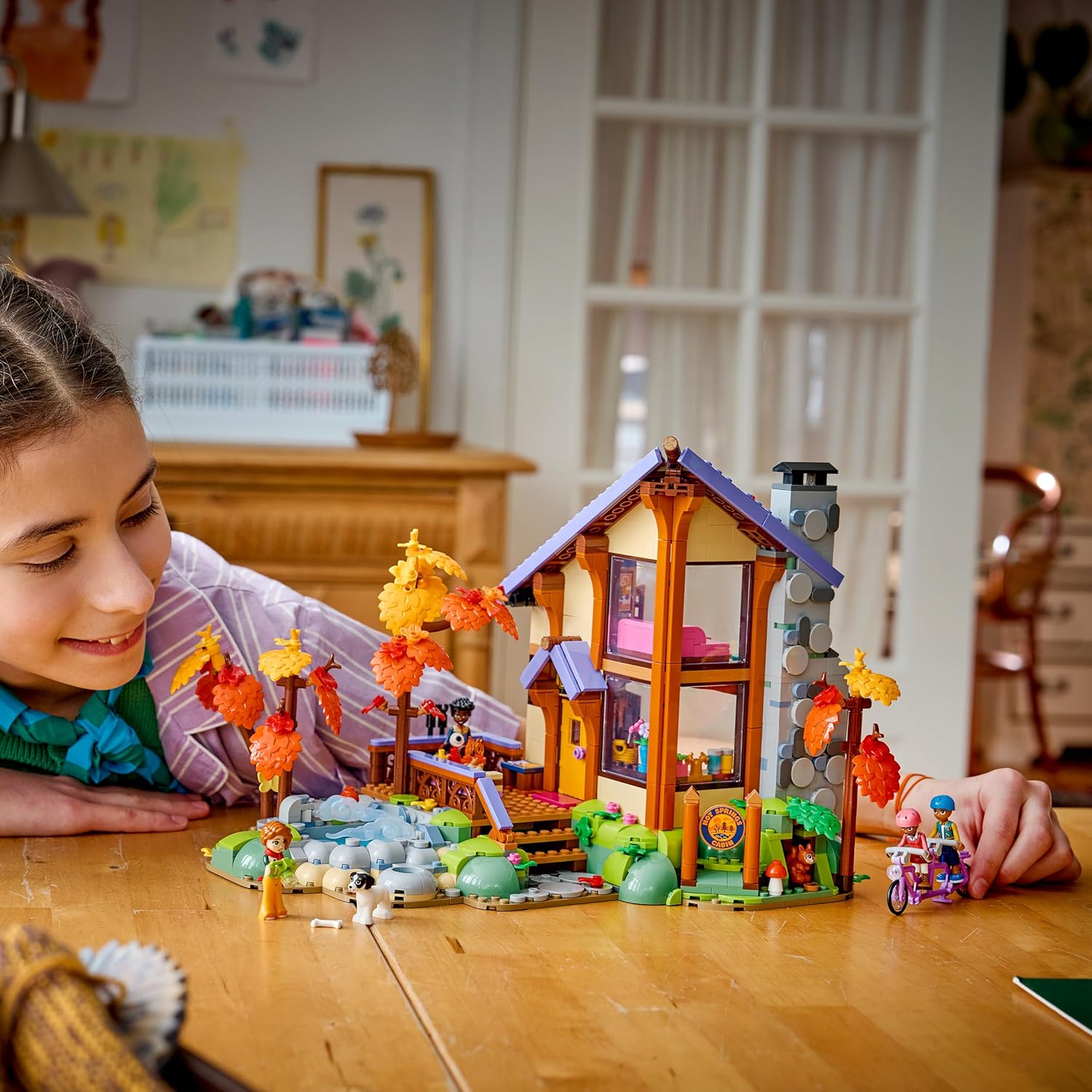 LEGO Friends Gezellige Boshut in de Herfst Bouwpakket voor Kinderen Vanaf 9 Jaar met 4 Poppenhuis Poppetjes en Speelgoed Dieren Figuren van Hond en Eekhoorn - Cadeau voor Meisjes en Jongens 42705