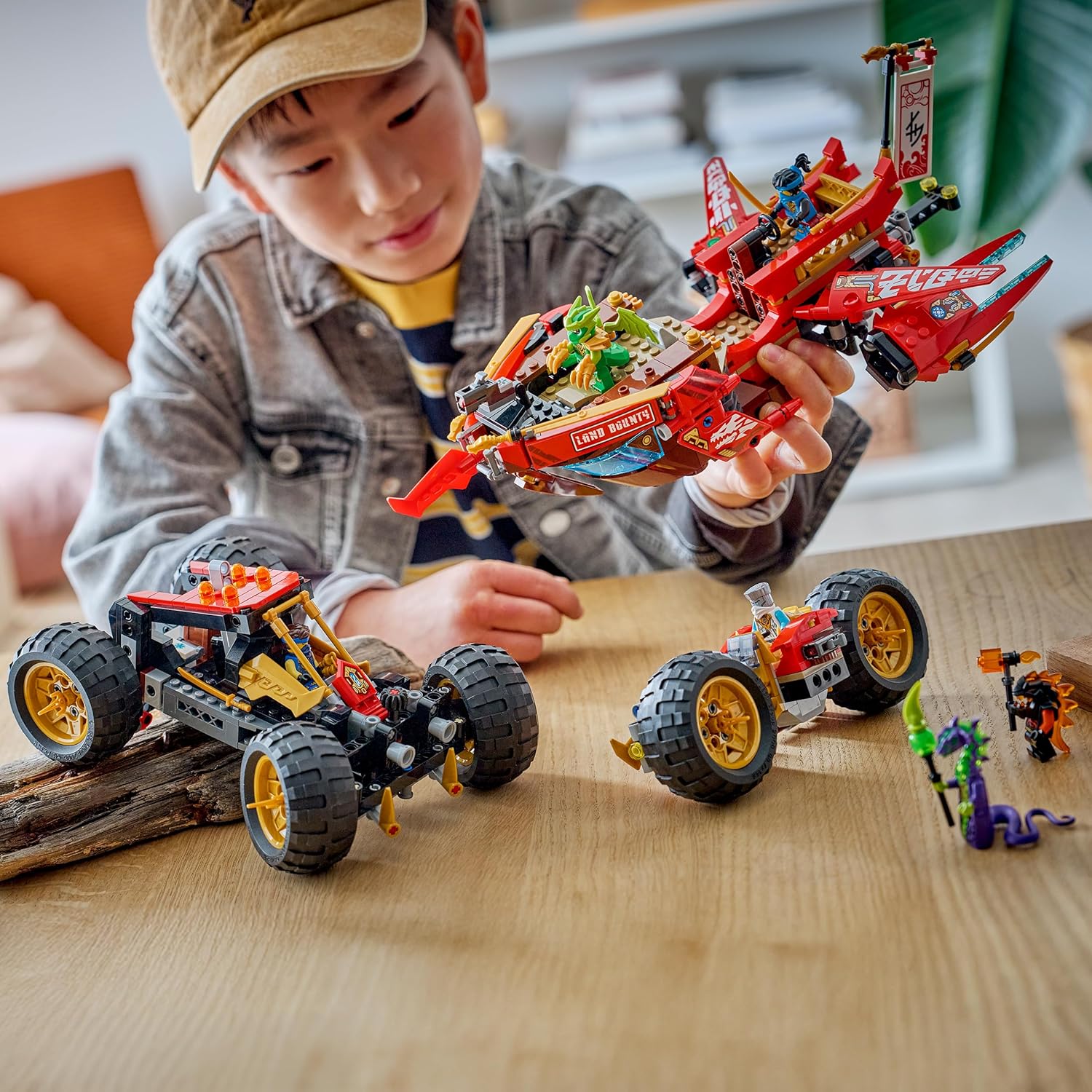 LEGO NINJAGO Land-Bounty - Bouwpakket voor Kinderen Vanaf 9 Jaar met 3 Voertuigen en 6 Minifiguren - Incl. Speelgoed Motor, Terreinbuggy en Schip - Cadeau voor Jongens en Meisjes - 71869