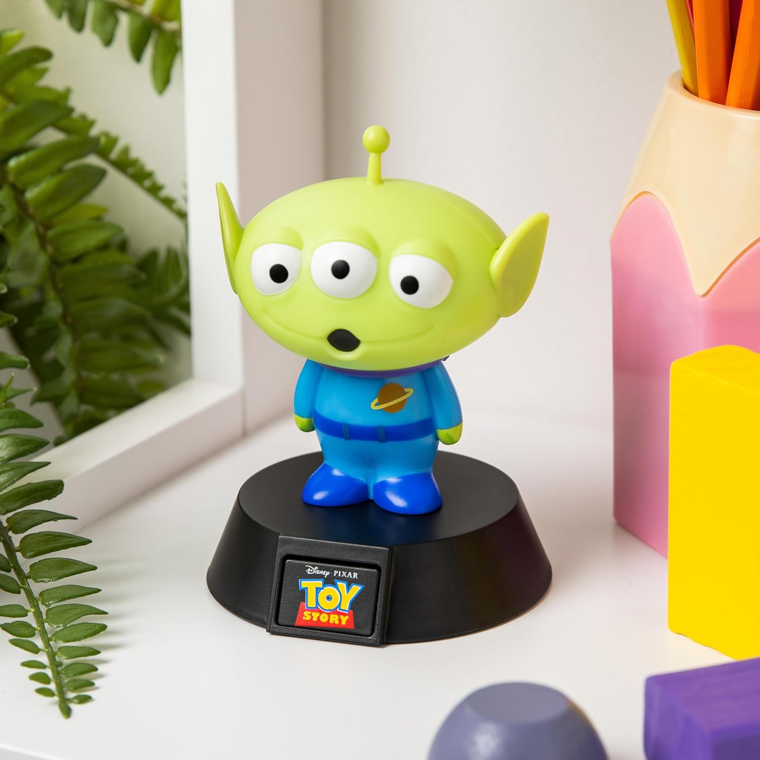 Paladone Toy Story Alien Icon Light – 3D Character Lamp for Bedroom, Desk or Shelf – Soft Glow Kids Night Light – Battery Powered