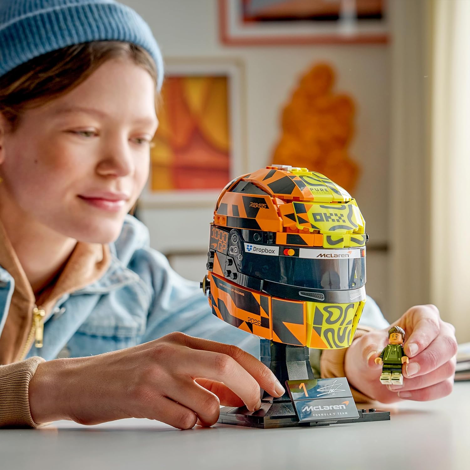 LEGO Editions McLaren Mastercard F1 Team Lando Norris Helmet - F1 Merchandise - Display Model Kit w/Collectible Minifigure - Gift for 14+ Year Old Boys & Adult Motorsport Fans - 43023