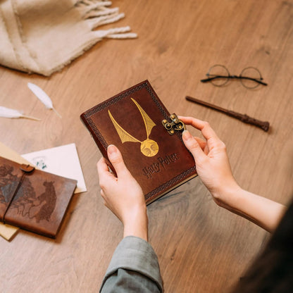 Grupo Erik Leder Notizbuch Harry Potter Schnatz Notizblock Tagebuch für Erwachsene und Kinder Reisetagebuch Kunstleder - Harry Potter Geschenke Merch Frauen Männer Büro Einschulung