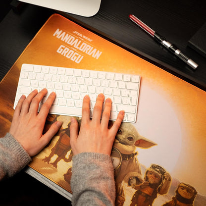 Grupo Erik Tappetino Mouse XXL Mandalorian e Grogu - Tappetino Scrivania Impermeabile e Antiscivolo 80x35cm | Mousepad, Accessori Gaming per Scrivania