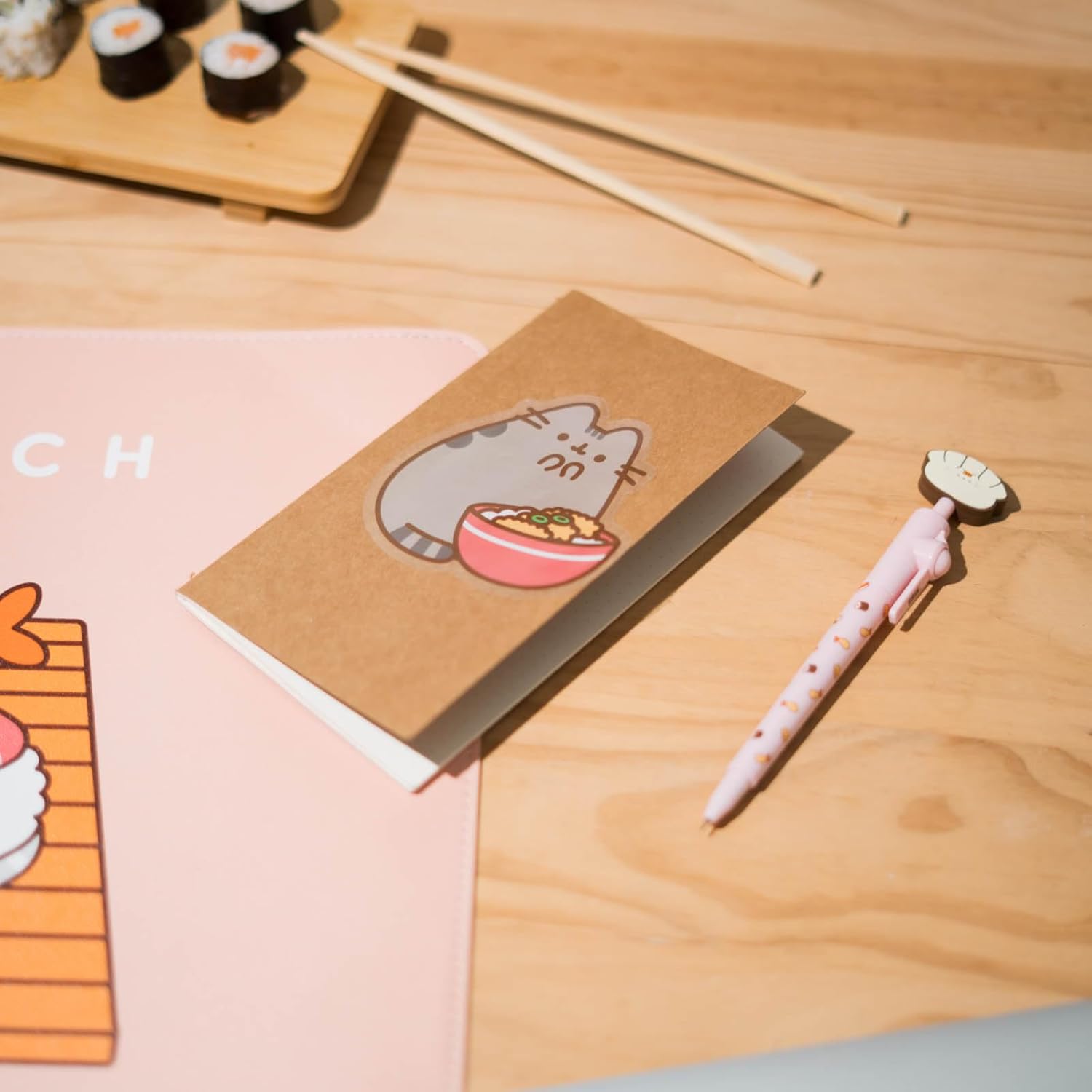 Grupo Erik Set 2 Stickers Pusheen Sushi Roll - Adesivi in Vinile Sagomati Kawaii per Laptop, Borraccia e Cellulare | Decorazioni Resistenti
