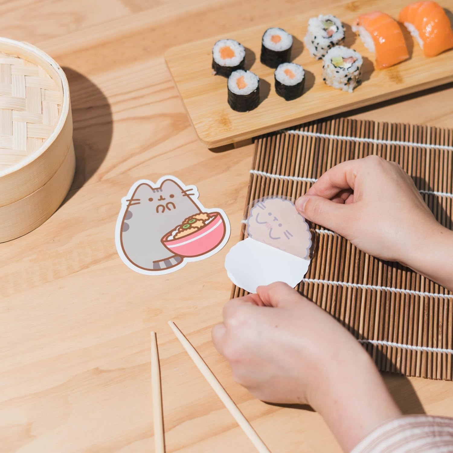Grupo Erik Set 2 Stickers Pusheen Sushi Roll - Adesivi in Vinile Sagomati Kawaii per Laptop, Borraccia e Cellulare | Decorazioni Resistenti