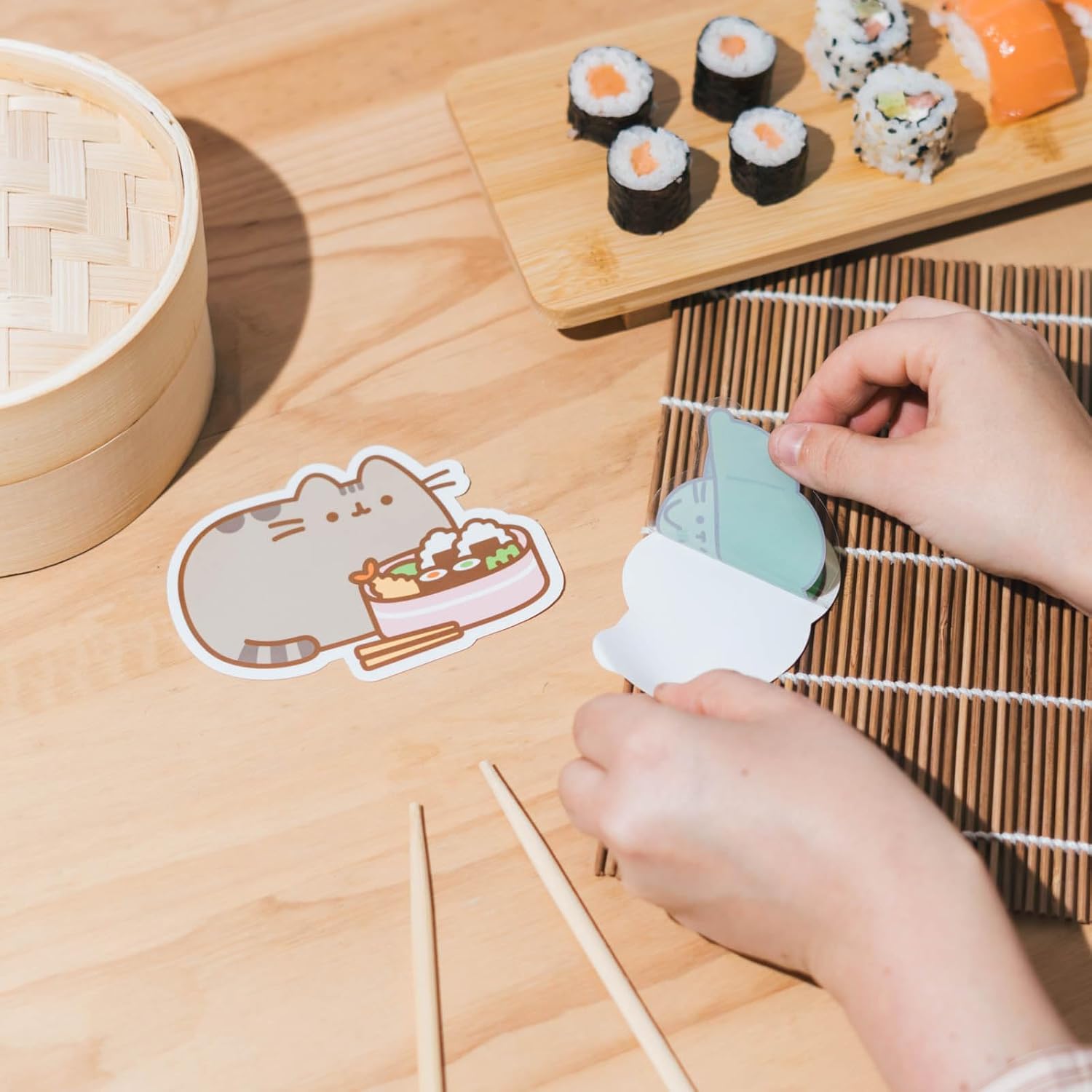 Grupo Erik Set 2 Stickers Pusheen Sushi Roll - Adesivi in Vinile Sagomati Kawaii per Laptop, Borraccia e Cellulare | Decorazioni Resistenti
