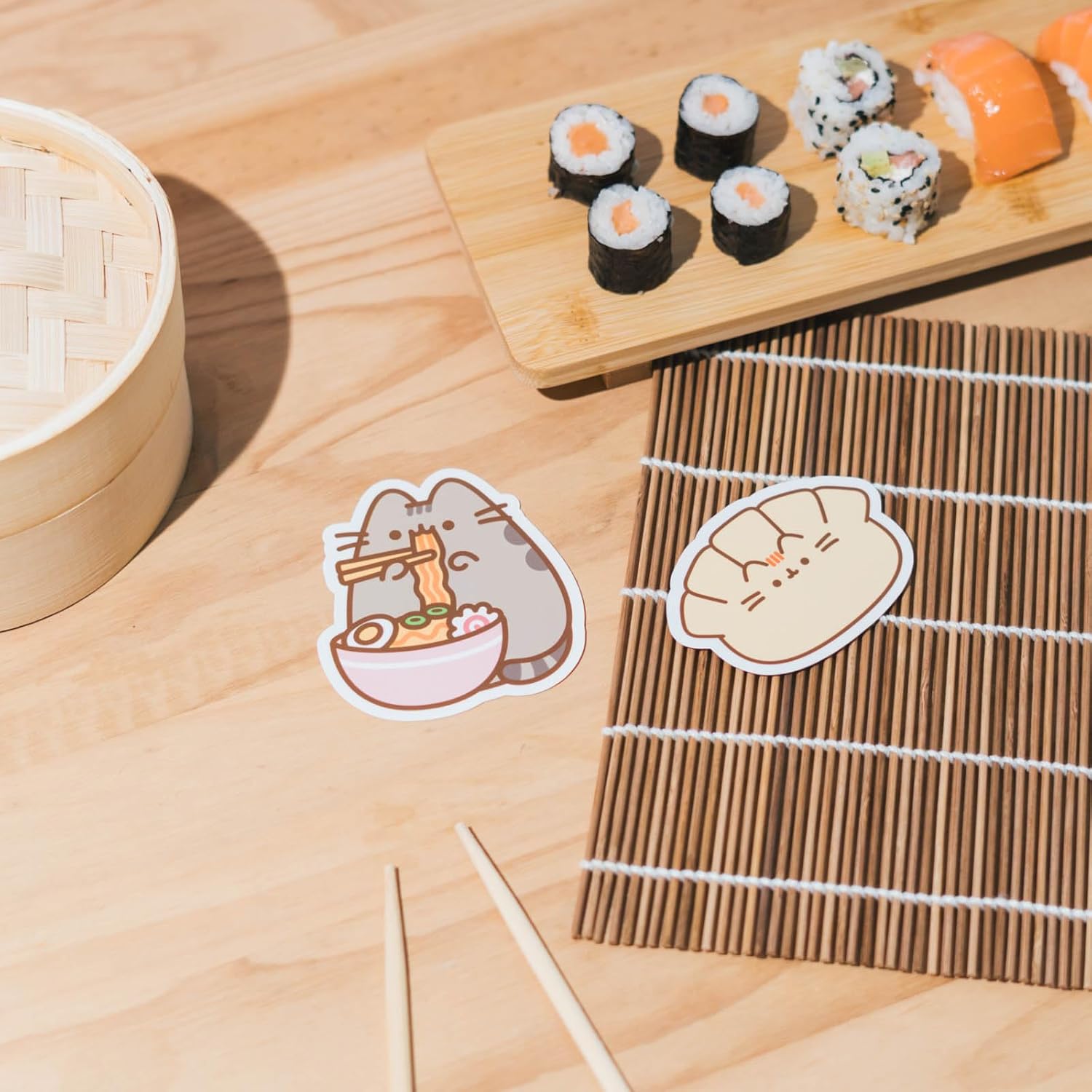 Grupo Erik Set 2 Stickers Pusheen Sushi Roll - Adesivi in Vinile Sagomati Kawaii per Laptop, Borraccia e Cellulare | Decorazioni Resistenti