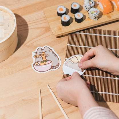 Grupo Erik Set 2 Stickers Pusheen Sushi Roll - Adesivi in Vinile Sagomati Kawaii per Laptop, Borraccia e Cellulare | Decorazioni Resistenti