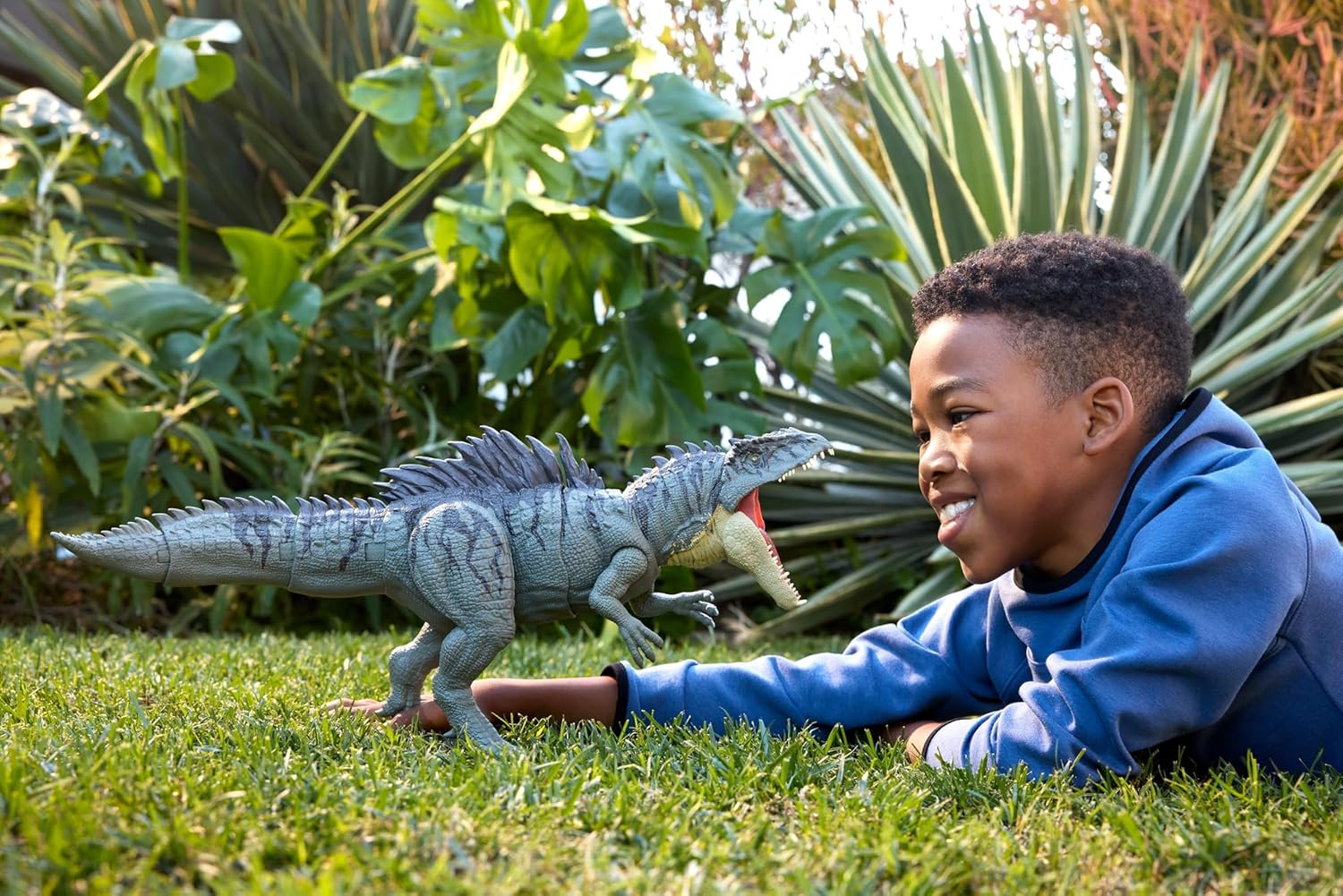 Mattel Jurassic World Colossal Chomp Giganotosaurus Figure with Multi-Direction Attack, 28 Inches Long & Posable, Back Spike Action Control, JKG93