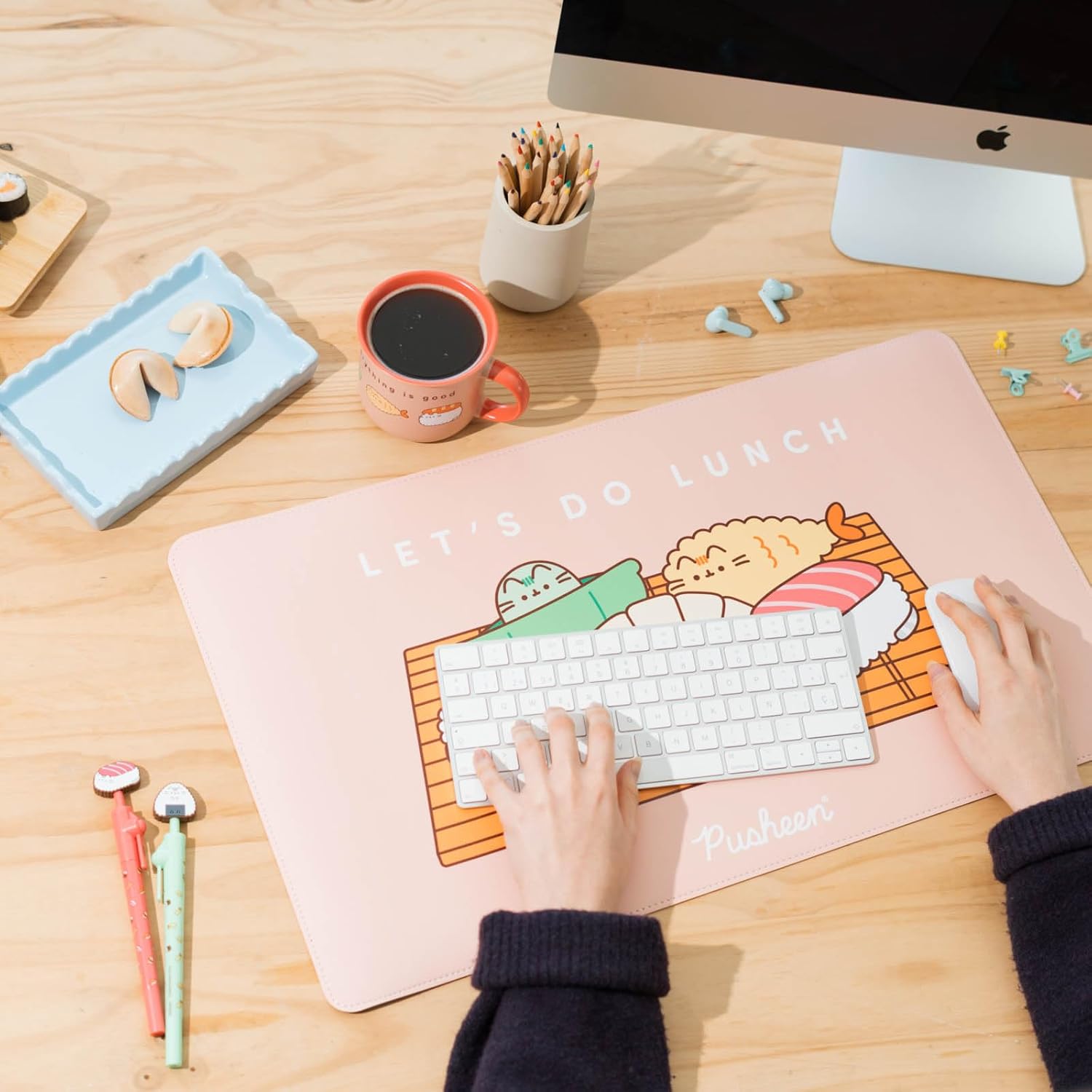 Grupo Erik Tappetino Mouse XXL Pusheen - Tappetino Scrivania Impermeabile e Antiscivolo in Pelle Vegana 35x60 cm | Mousepad, Accessori Gaming per Scrivania