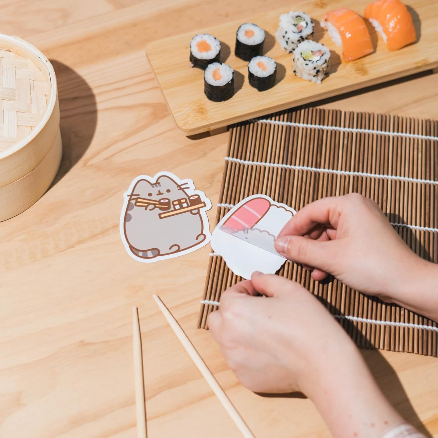 Grupo Erik Set 2 Stickers Pusheen Sushi Roll - Adesivi in Vinile Sagomati Kawaii per Laptop, Borraccia e Cellulare | Decorazioni Resistenti