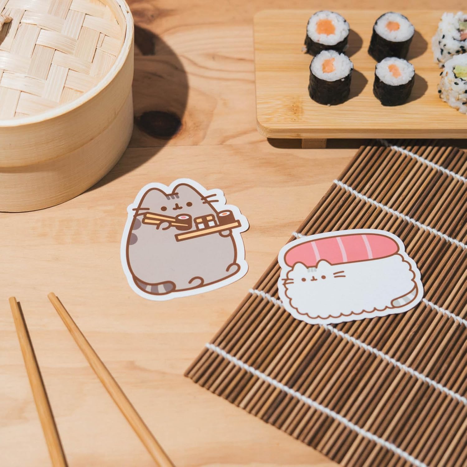 Grupo Erik Set 2 Stickers Pusheen Sushi Roll - Adesivi in Vinile Sagomati Kawaii per Laptop, Borraccia e Cellulare | Decorazioni Resistenti