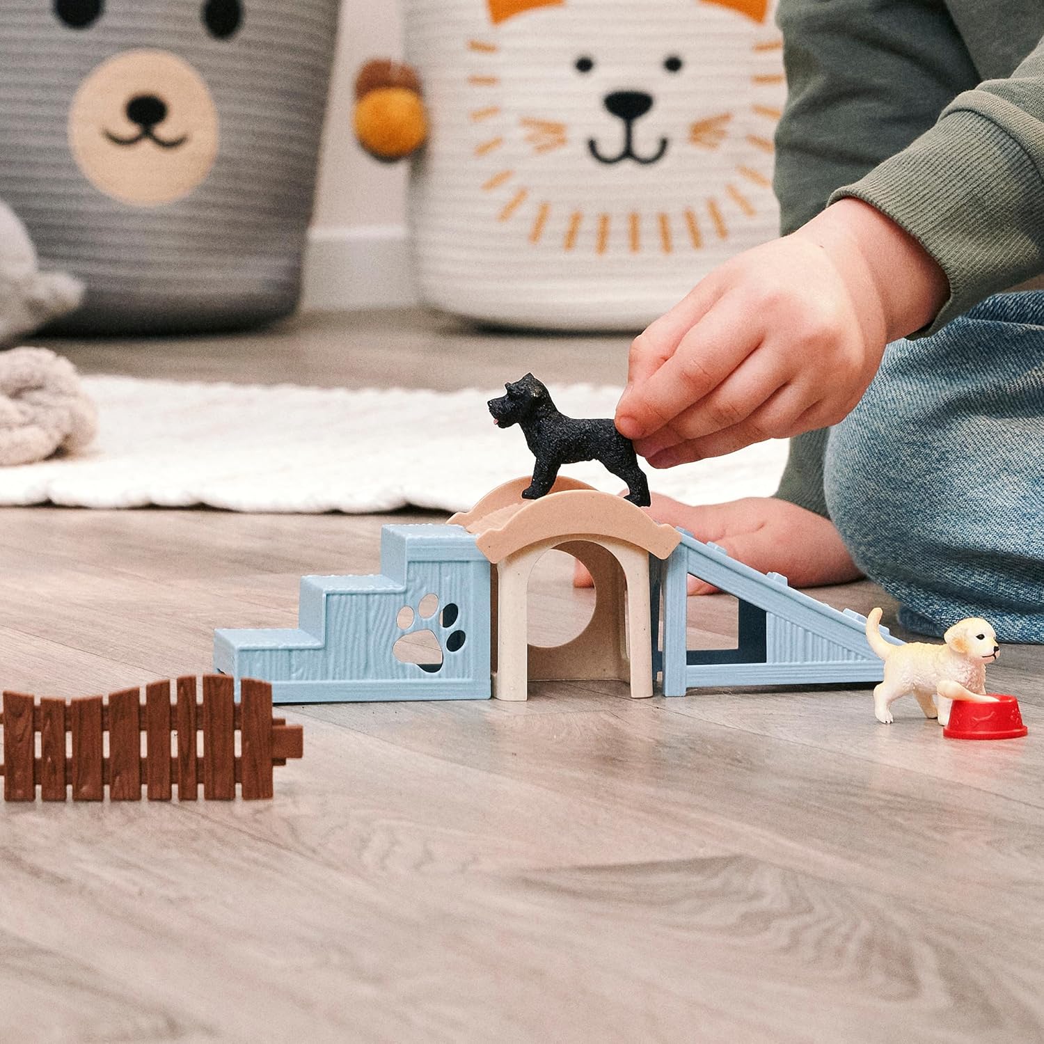 Schleich Farm World | Abenteuerzeit für Welpen 42763 | Set mit 2 Hunden, Hundehütte, Rampe, Treppe & Zubehör | Detailgetreues Bauernhof Spielzeug | Geschenkidee für Kinder ab 3 Jahren | 12 Teile