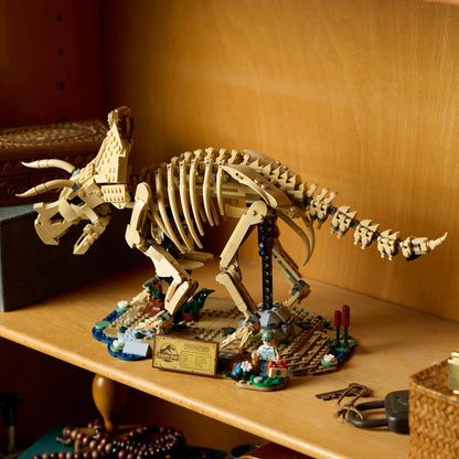 LEGO Jurassic World Dinosaurusfossielen: Triceratops – Display Bouwpakket voor Volwassenen met Dr. Gerry Harding Minifiguur – Woondecoratie – Cadeau voor Jurassic Park Fans – 77985